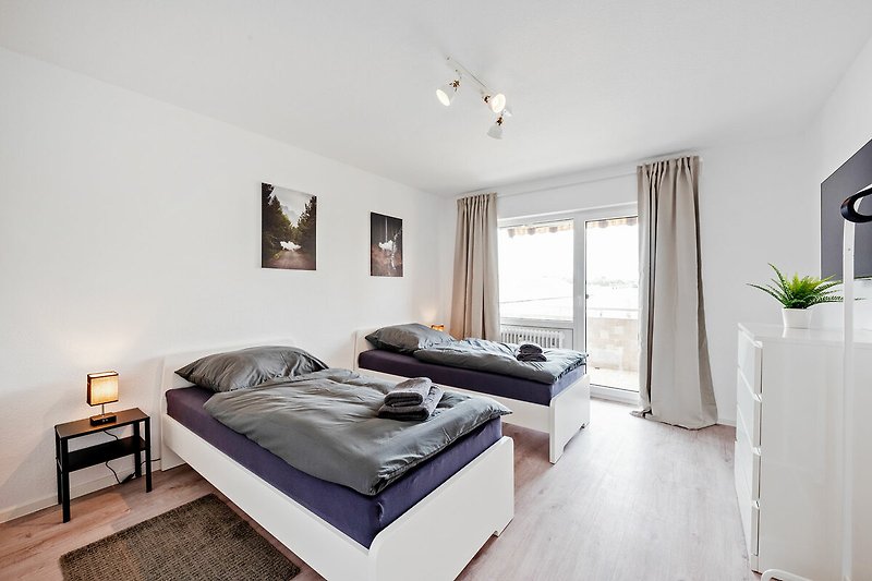 Gemütliches Wohnzimmer mit bequemem Bett, stilvollem Interieur und Holzboden.