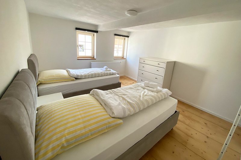 Gemütliches Schlafzimmer mit stilvollem Bett und hochwertiger Einrichtung.