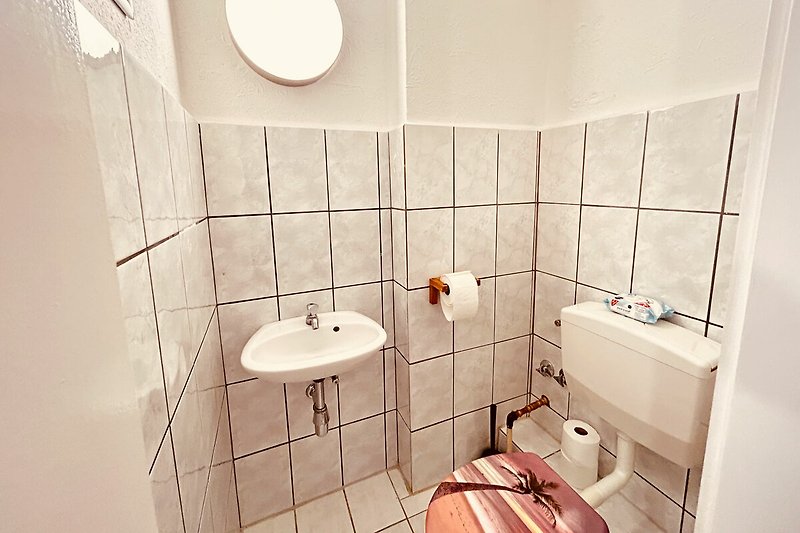 Modernes Badezimmer mit stilvollem Waschbecken und Armatur.