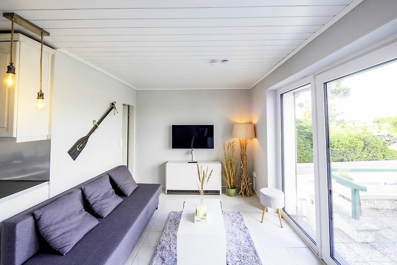 Gemütliches Wohnzimmer mit stilvoller Beleuchtung und Holzboden.