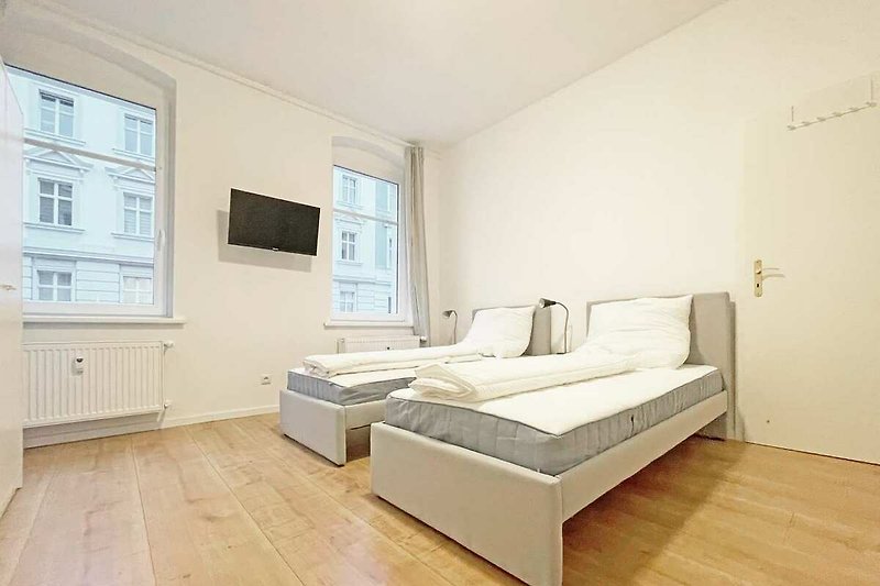 Gemütliche Wohnung mit stilvoller Einrichtung, Holzboden und großem Fenster. Perfekt zum Entspannen und Genießen.