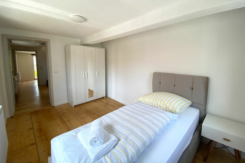 Stilvolles Schlafzimmer mit bequemem Bett und hochwertiger Einrichtung.