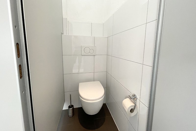 Schönes Badezimmer mit modernen Sanitäranlagen und Tür.