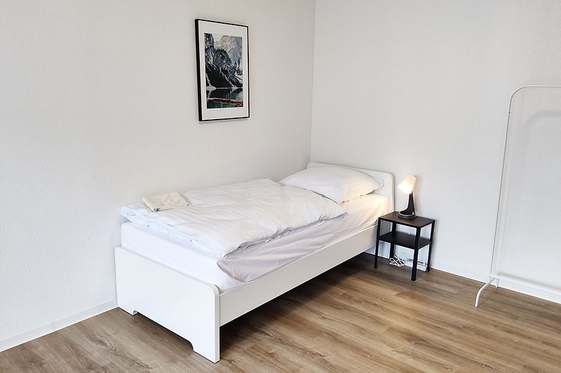 Stilvolles Schlafzimmer mit gemütlichem Bett und moderner Inneneinrichtung.