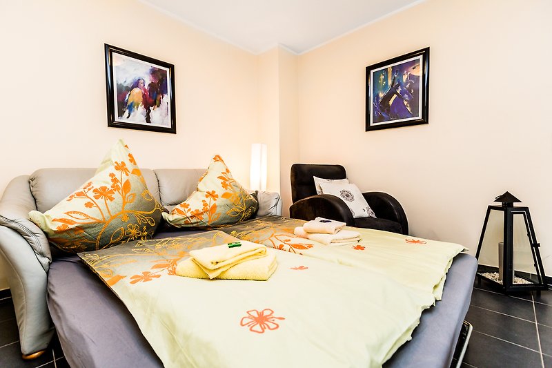 Gemütliches Schlafzimmer mit stilvollen Möbeln und gemütlichem Bett.