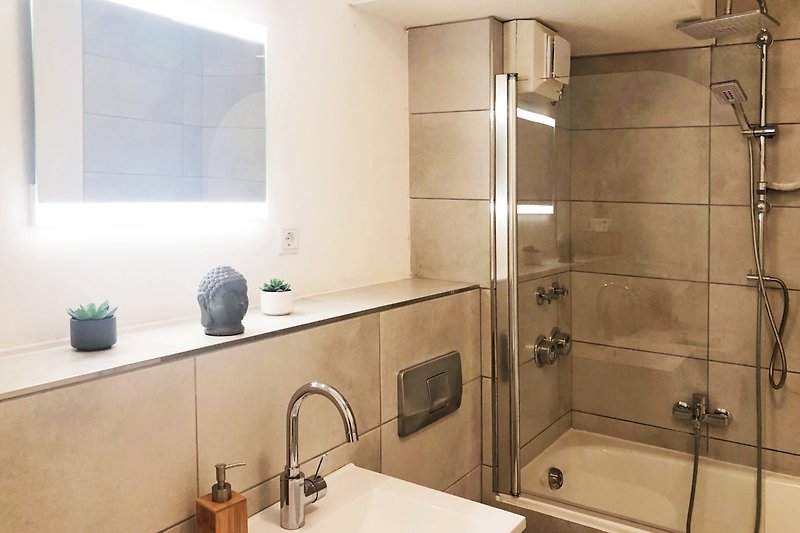 Modernes Badezimmer mit stilvoller Armatur und elegantem Spiegel.
