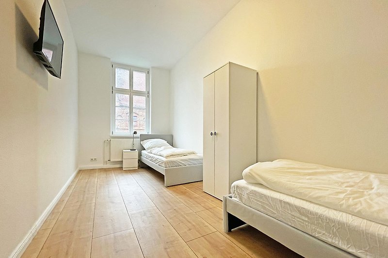 Gemütliches Schlafzimmer mit stilvollem Holzbett und hochwertiger Einrichtung.
