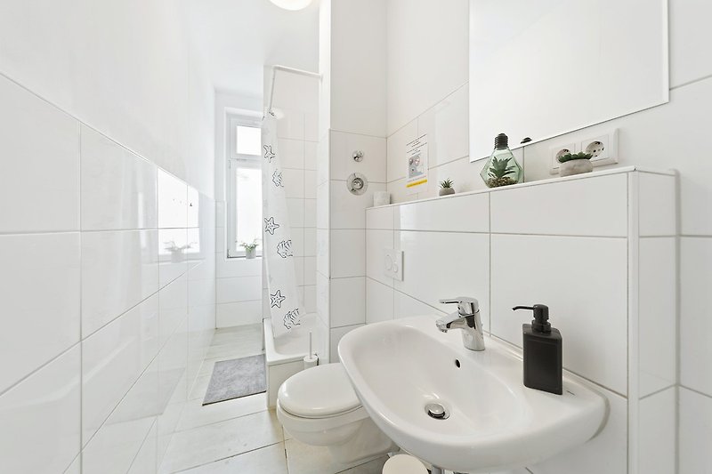 Schönes Badezimmer mit lila Wand und modernem Waschbecken.