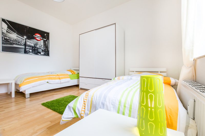 Komfortables Schlafzimmer mit stilvollem Interieur und hochwertigem Bett.