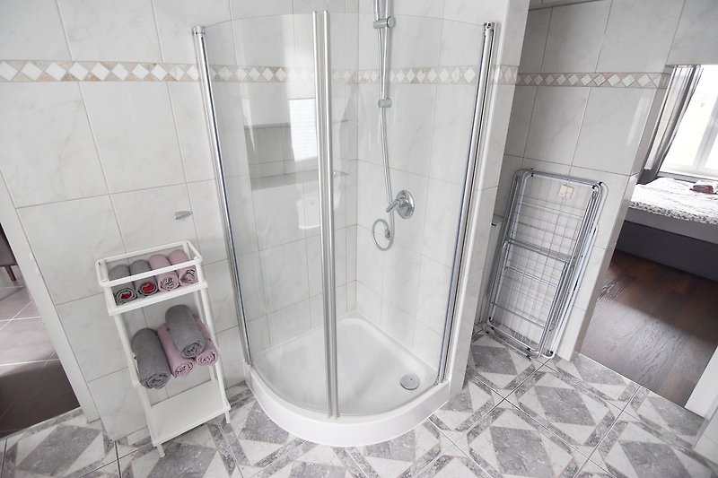 Modernes Badezimmer mit Dusche, Badewanne und stilvollem Design. Perfekt zum Entspannen.