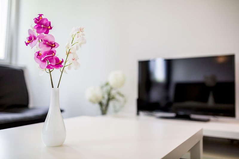 Schöner Blumenstrauß auf dem Tisch mit einer dekorativen Vase.