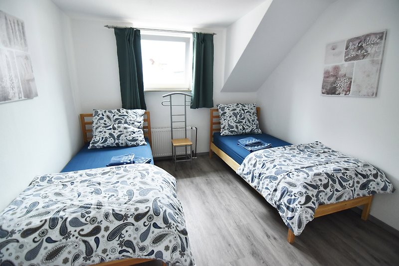 Gemütliches Schlafzimmer mit komfortablem Bett und stilvoller Einrichtung.