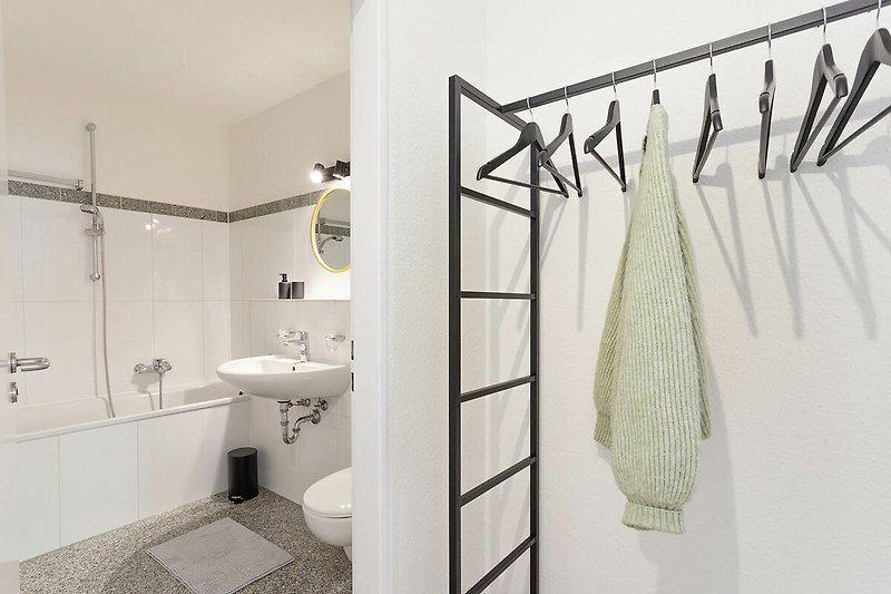 Gemütliches Badezimmer mit stilvollem Waschbecken und Holzakzenten.