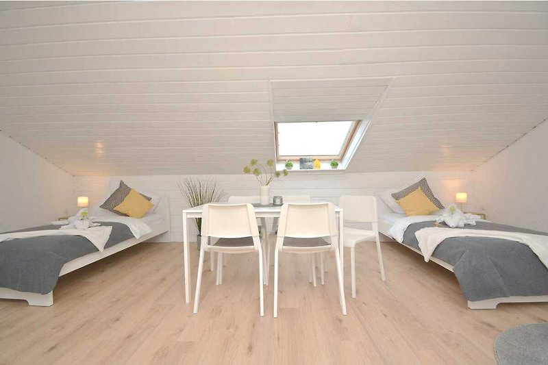 Geräumiges Wohnzimmer mit stilvoller Einrichtung und Holzboden.