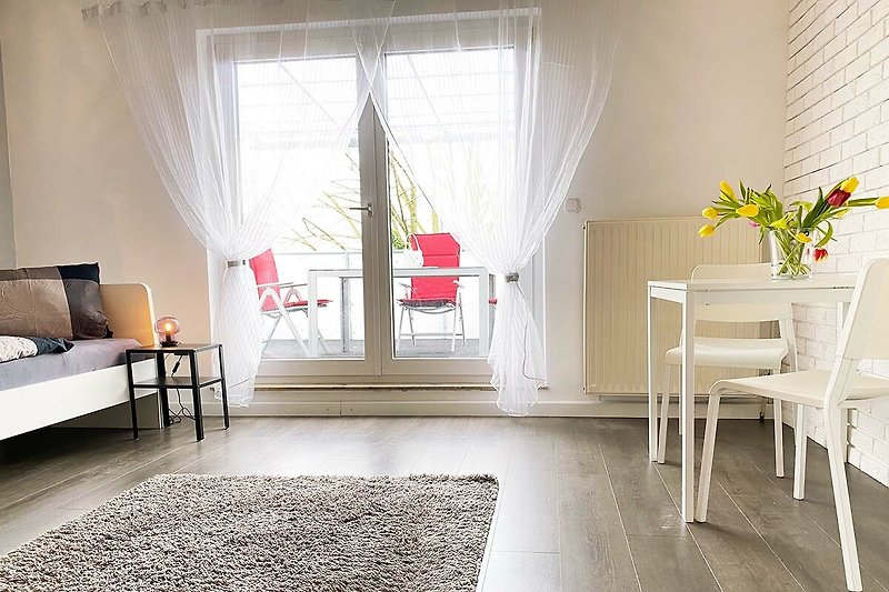 Gemütliches Wohnzimmer mit stilvoller Beleuchtung, Tisch und Pflanze.