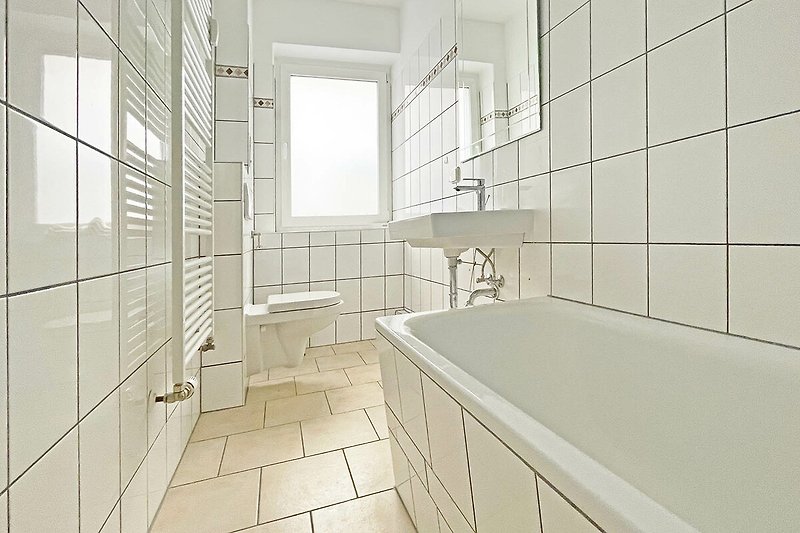 Schönes Badezimmer mit moderner Einrichtung und stilvoller Architektur.