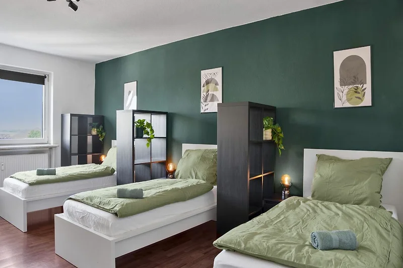 Gemütliches Schlafzimmer mit stilvoller Einrichtung und bequemen Betten.