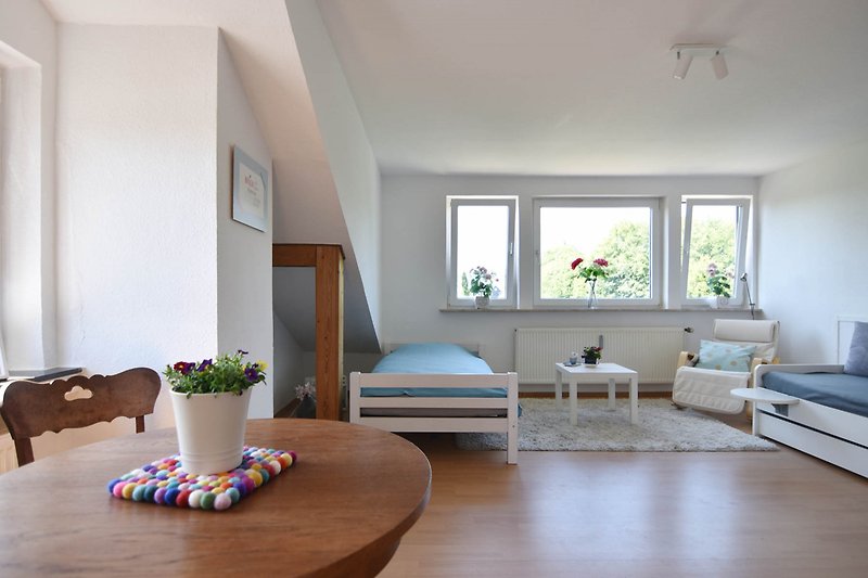 Gemütliches Wohnzimmer mit stilvoller Einrichtung und Pflanzen.