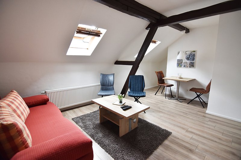 Gemütliches Wohnzimmer mit stilvollem Mobiliar und Holzboden.