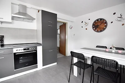 ME02a Ferienwohnung mit Garten