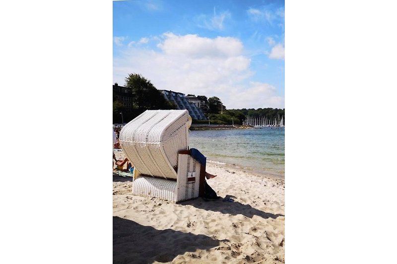 Erholen Sie sich am Seeufer mit Sandstrand und Outdoor-Möbeln. Perfekt für den Sommerurlaub!