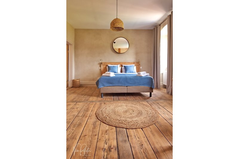 Intérieur confortable avec mobilier en bois et décoration soignée.