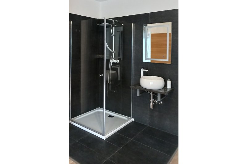 Schönes Badezimmer mit rechteckigem Waschbecken und stilvoller Inneneinrichtung.