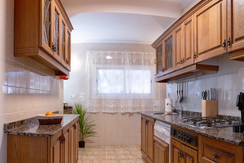 Unsere Küche ist komplett ausgestattet, großer Kühlschrank, Spülmaschine und Gasherd sind die wichtigsten Dinge.