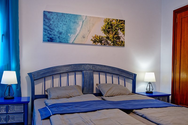 Das Blaue Schlafzimmer mit Doppelbett Länge 2 Meter, Breite 1,80 Meter, mit Klimaanlage im Zimmer.