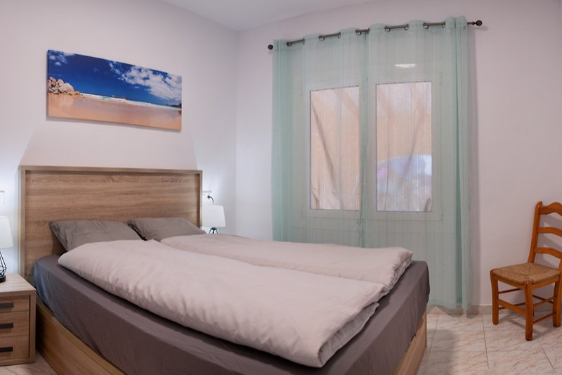 Das Grüne Schlafzimmer mit Doppelbett Breite 150 cm Länge 180 cm, für das Zimmer haben wir einen Ventilator.