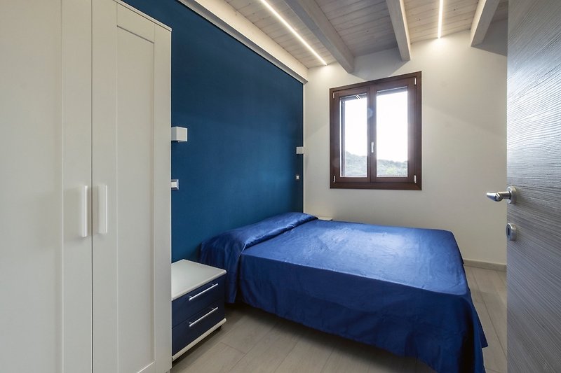 Una camera da letto con arredamento elegante e comodo. Letto e biancheria di alta qualità.