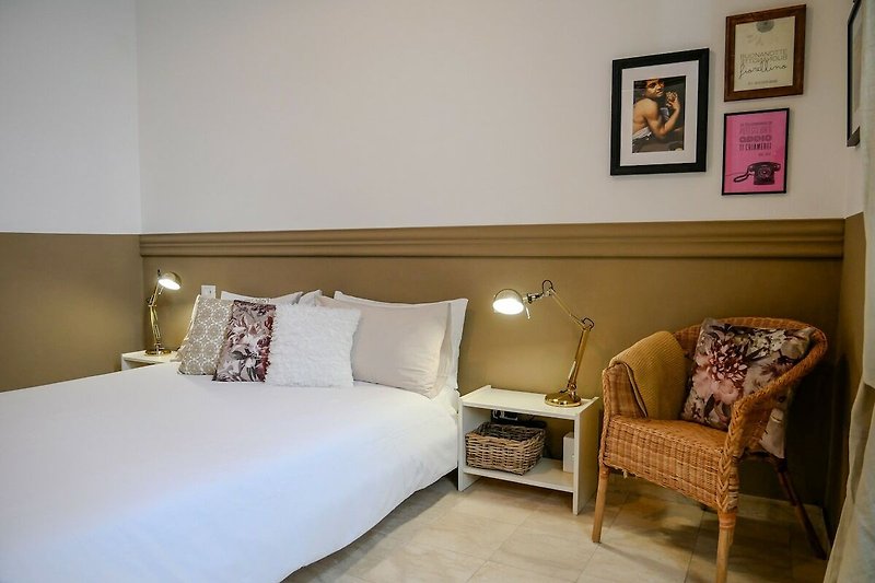 Stilvolles Schlafzimmer mit gemütlichem Bett und moderner Beleuchtung.