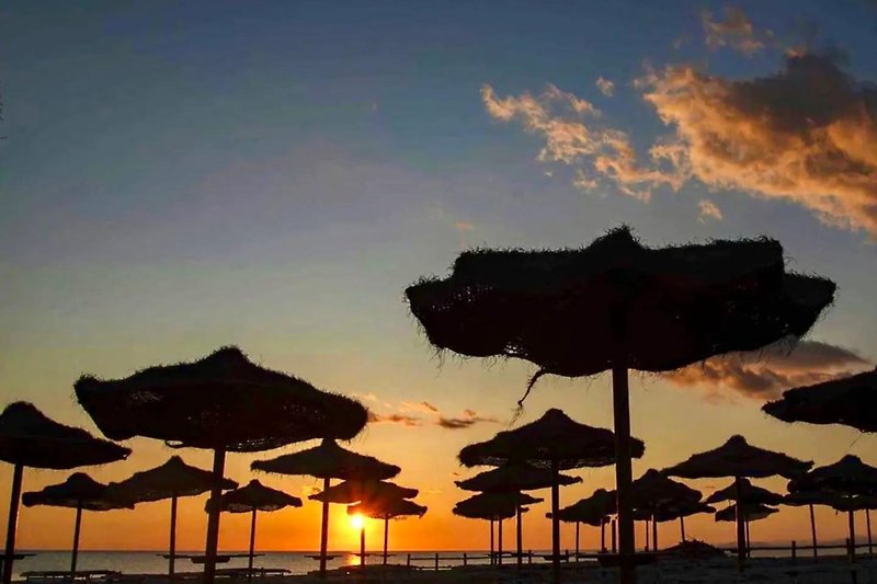 Genießen Sie den Sonnenuntergang am ruhigen Strand!