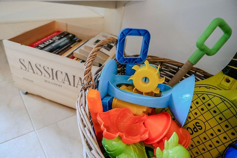 Beach toys and books (in English) for an engaging and stress free vacation