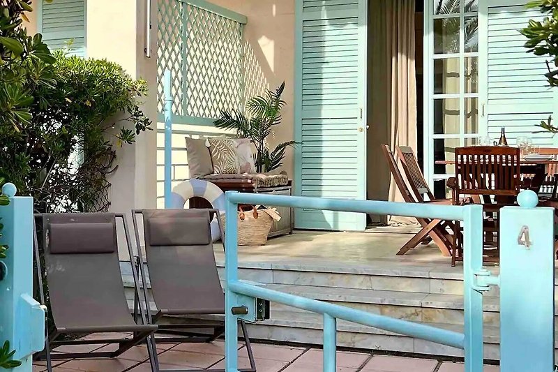 Genießen Sie die sonnige Terrasse mit bequemen Gartenmöbeln.