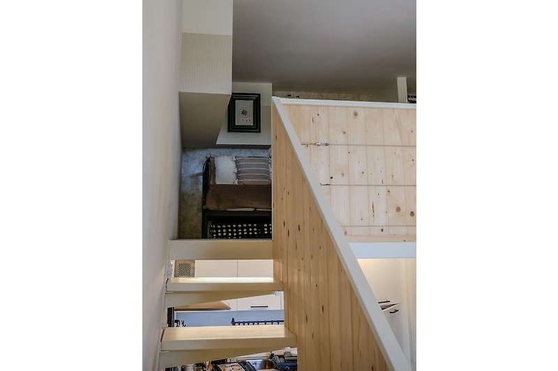 Geräumiges Zimmer mit Holzverkleidung und moderner Einrichtung!