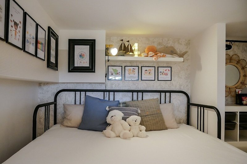 Modernes Schlafzimmer mit stilvollem Bett und gemütlicher Beleuchtung.