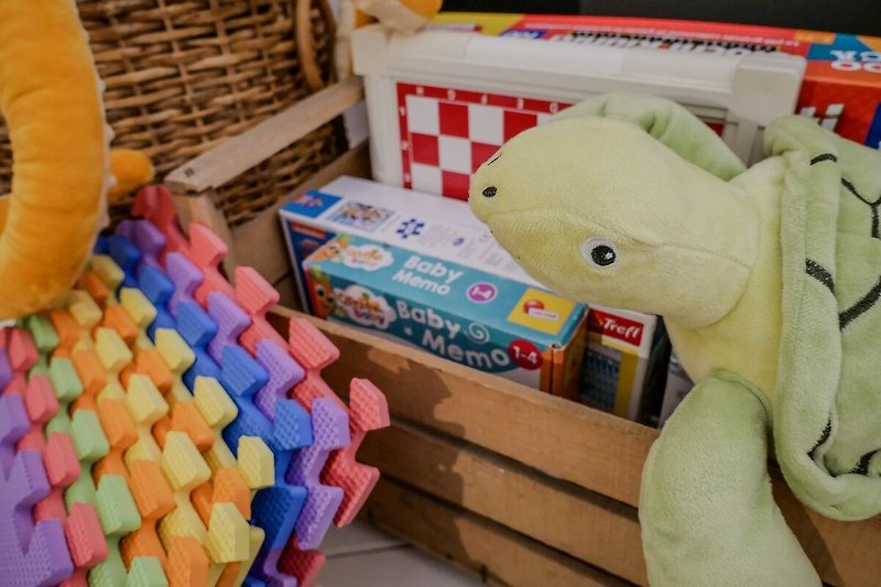 Bunte Spielzeuge und süße Leckereien in einem gemütlichen Raum!