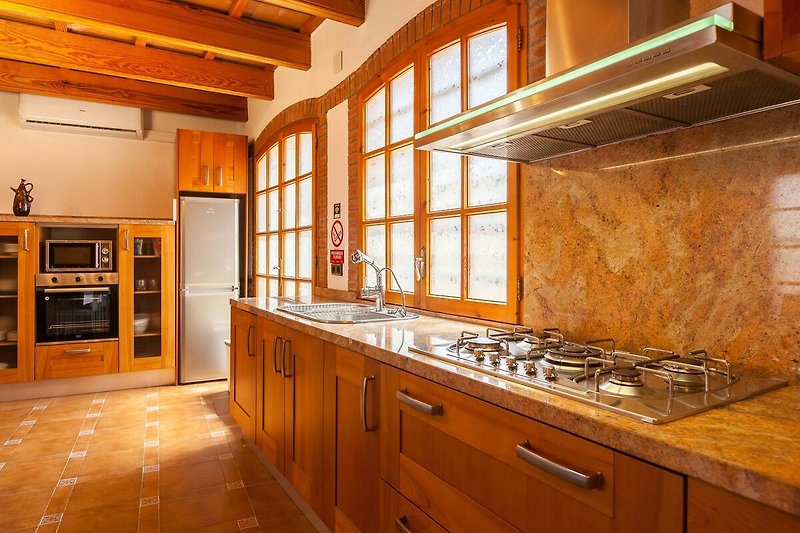 Hermosa cocina con gabinetes de madera y encimera de calidad.