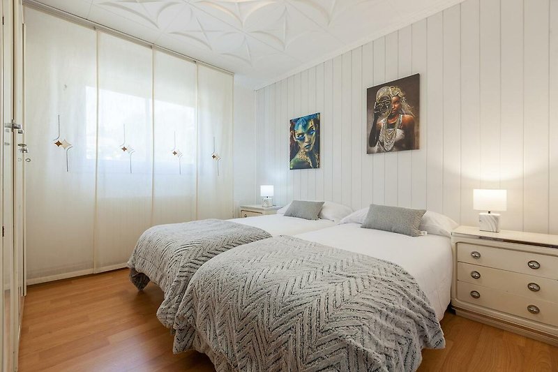 Habitación cómoda con muebles de madera y ropa de cama suave.
