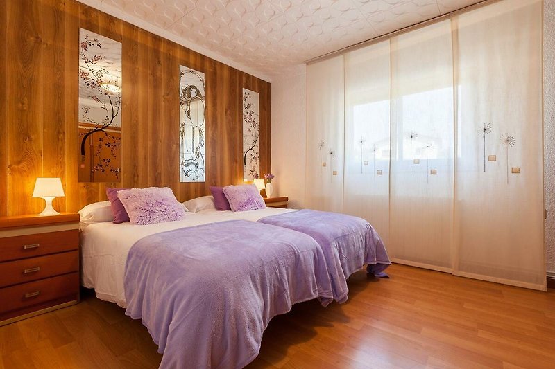 Cómoda habitación con muebles de madera y textiles acogedores.