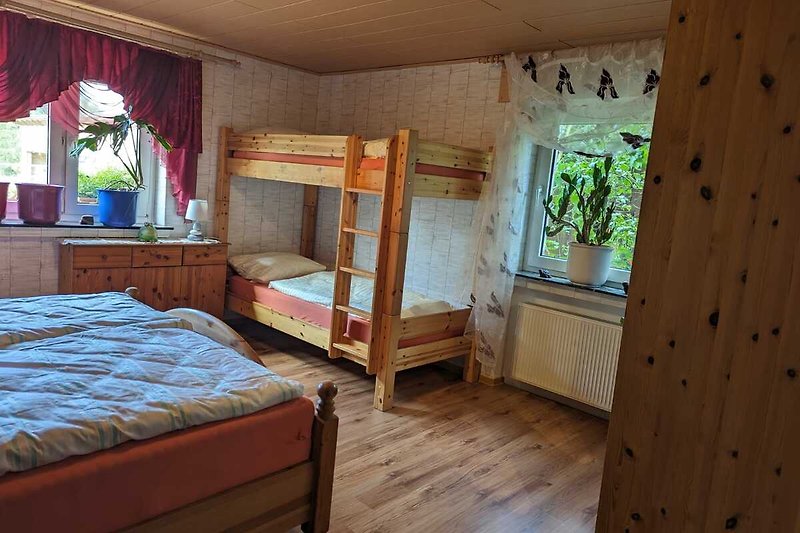 Schlafzimmer mit Doppelbett und Hochbett