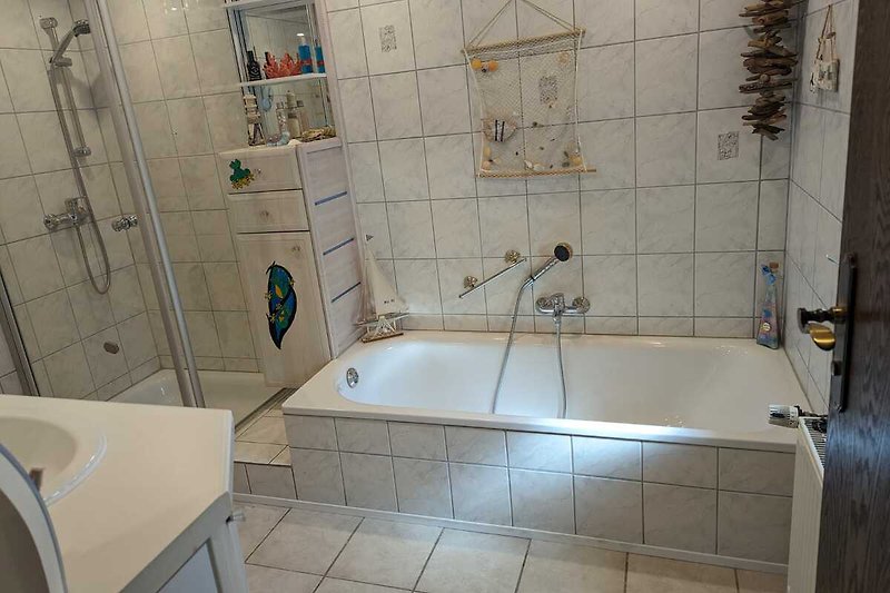 Schönes Badezimmer mit modernem Design und Glasdusche.