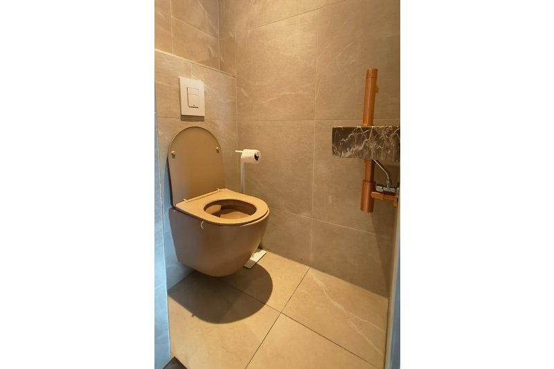 Schönes Badezimmer mit stilvoller Ausstattung und Fliesen.