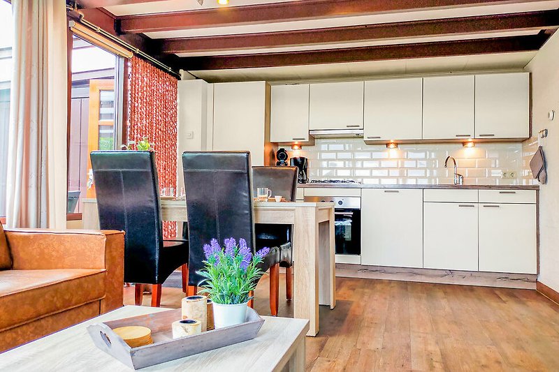 Mooie keuken met houten meubels en een bloempot.