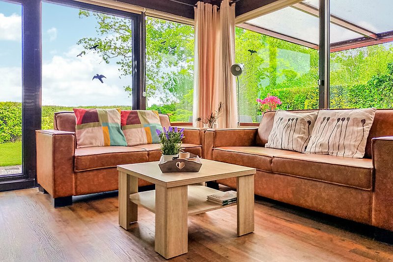Een prachtige woonkamer met comfortabele meubels en een houten vloer.