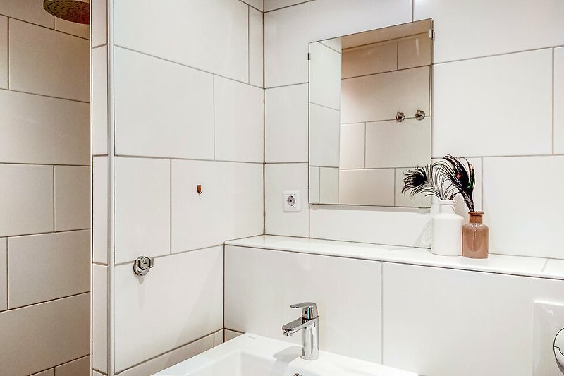 Moderne badkamer met een elegante wastafel en een spiegel.