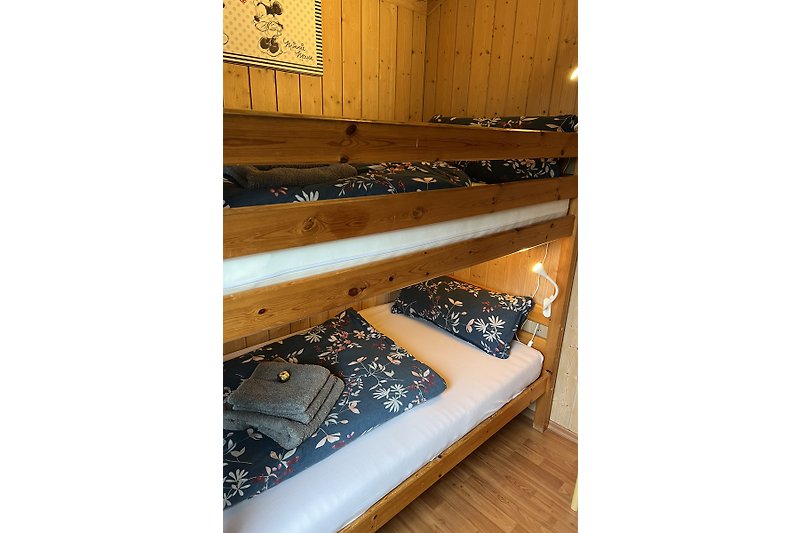 Kinderzimmer mit Etagenbett und Kleiderschrank