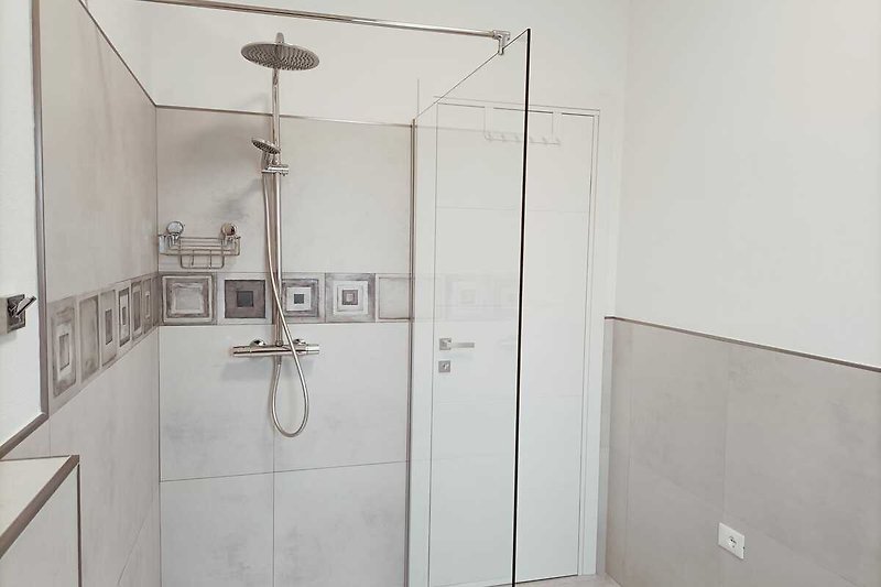 Stilvolles Badezimmer mit eleganter Dusche und modernen Armaturen.