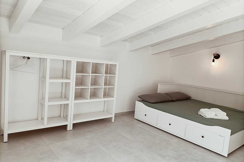Gemütliches Schlafzimmer mit stilvollen Möbeln und gemütlichem Interieur.